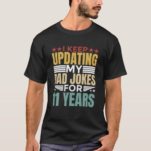 Camiseta Mens Engraçado Eu Continuo Atualizando Minhas Piad (Frente)