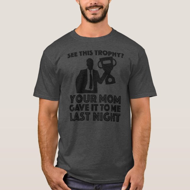 Camiseta Mens Engraçado Nossa Mãe Piada Sua Mãe Me Deu Isso (Frente)