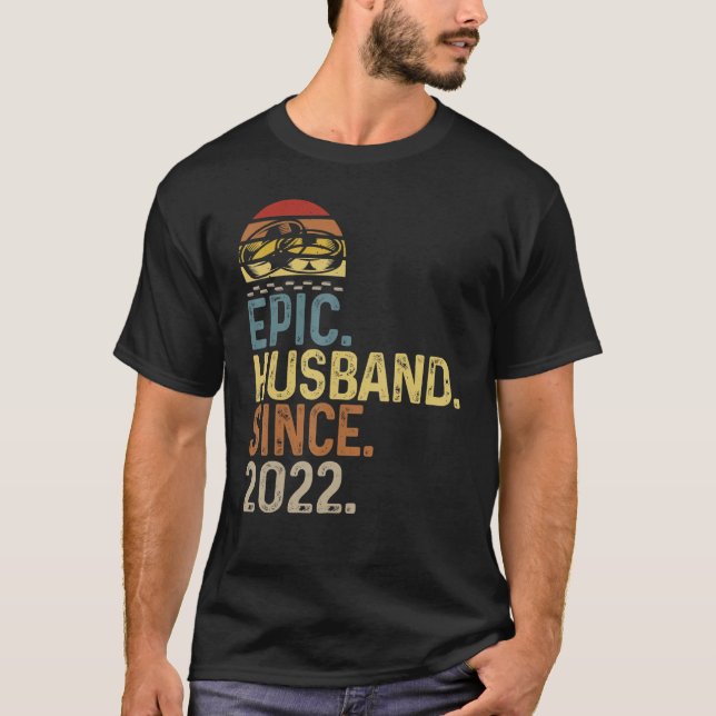Camiseta Mens Epic Husband Desde 2022 Casamento Aniversário (Frente)