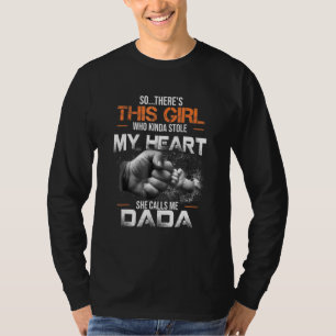 Camiseta Mens Essa Garota Roubou Meu Coração Ela Me Chama D