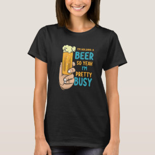 Camiseta Mens, estou segurando uma cerveja, então estou Bon