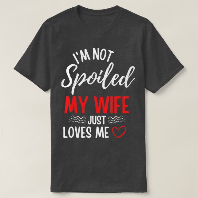 Camiseta Mens Eu Não Estou Mimado Minha Esposa Apenas Me Am (Frente do Design)