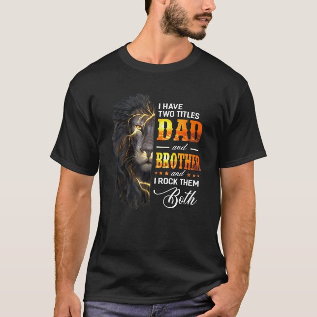 Camiseta Mens Eu Tenho Dois Títulos Pai E Irmão Lion Padre (Frente)