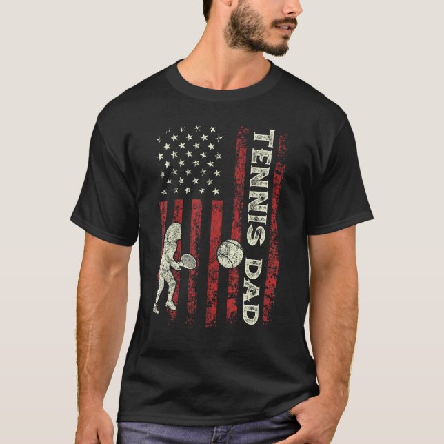 Camiseta Mens Fathers Day Tennis Dad US Flag Gifts For Dad  (Frente)