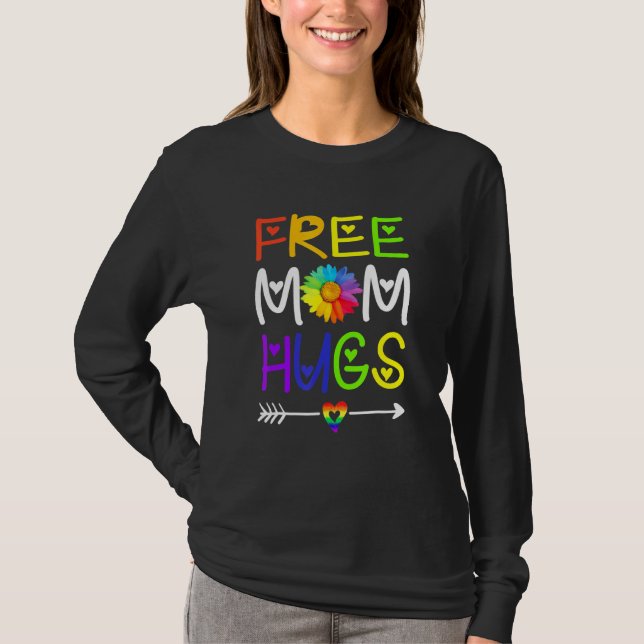 Camiseta Mens Free Mãe Abraça Rainbow Heart Pride Mês (Frente)