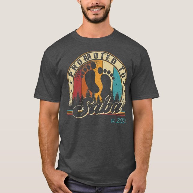 Camiseta Mens Funny Promovido à Saba no Leste de 2023 pela  (Frente)