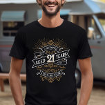 Camiseta Mens Funny Whiskey aniversário de 21 anos<br><div class="desc">Celebre o grande 2-1 com estilo e humor com este design de aniversário inspirado no rótulo de uísque vintage. A tipografia negra, dourada e branca é ornamentado e elegante, dando-lhe um toque clássico de retrô-safra. Perfeito para o homem (ou para a mulher!) na sua vida que ama o seu uísque,...</div>