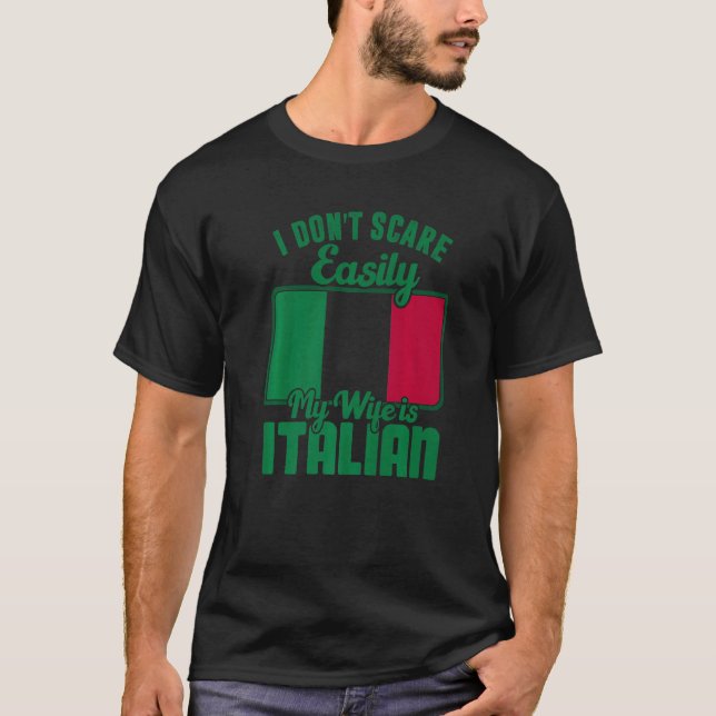 Camiseta Mens I Dont Scare Easily My Wife Is Italian Me Pro (Frente)