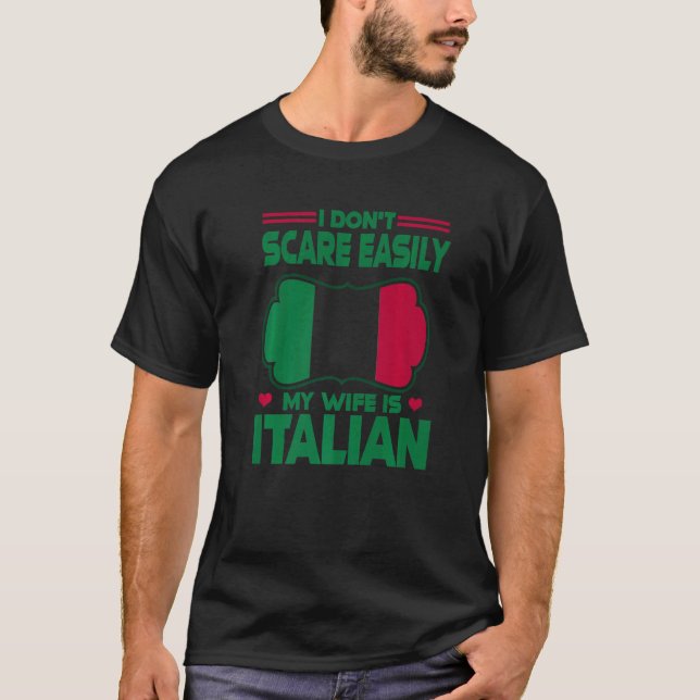 Camiseta Mens I Dont Scare Easily My Wife Is Italian Me Pro (Frente)