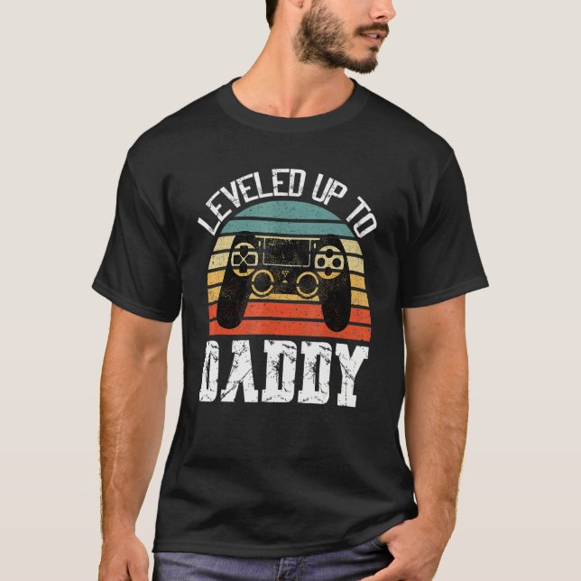 Camiseta Mens I Leveled Up To Dad 2023 Promoted To Daddy Le (Frente)