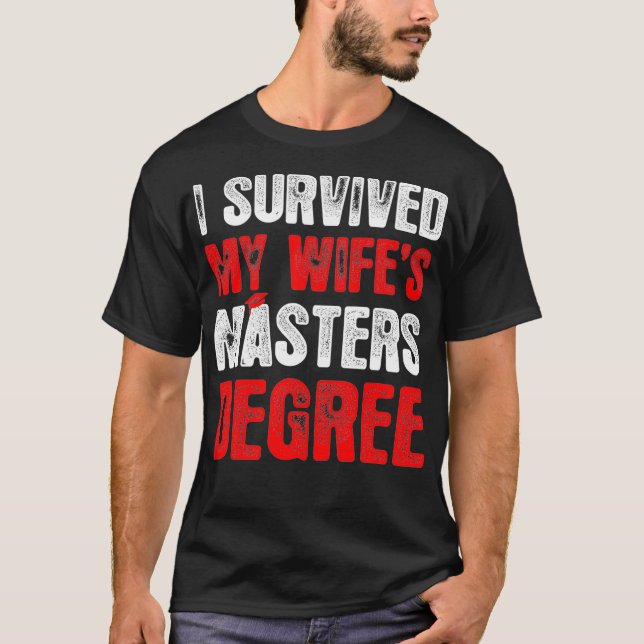 Camiseta Mens I Survived My Wifes Masters Degree Graduation (Frente)