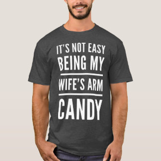 Camiseta Mens It Is Not Easy Being My Wife's Arm Candy Husb