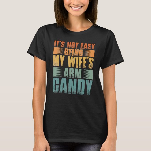 Camiseta Mens It s Not Easy Being My Wifes Arm Candy (Frente)