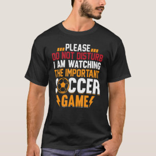 Camiseta Mens Jogando Futebol Estou Assistindo O Importante