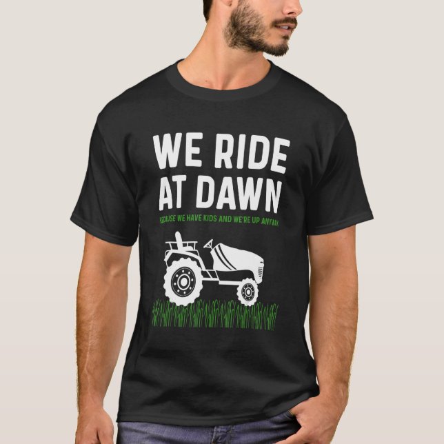 Camiseta Mens Lawn Mower Pai Que Andamos No Pai Da Dawn Mea (Frente)