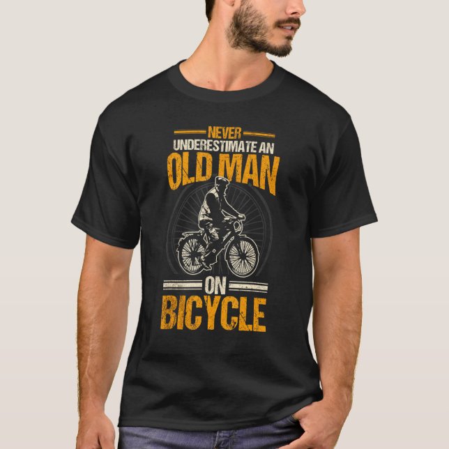 Camiseta Mens Mens Bike Nunca Subestima Um Velho Em Um (Frente)