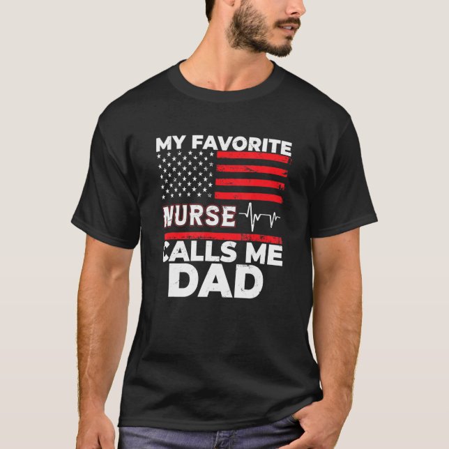Camiseta Mens Mens My Favorite Nurse Calls Me Dad American  (Frente)