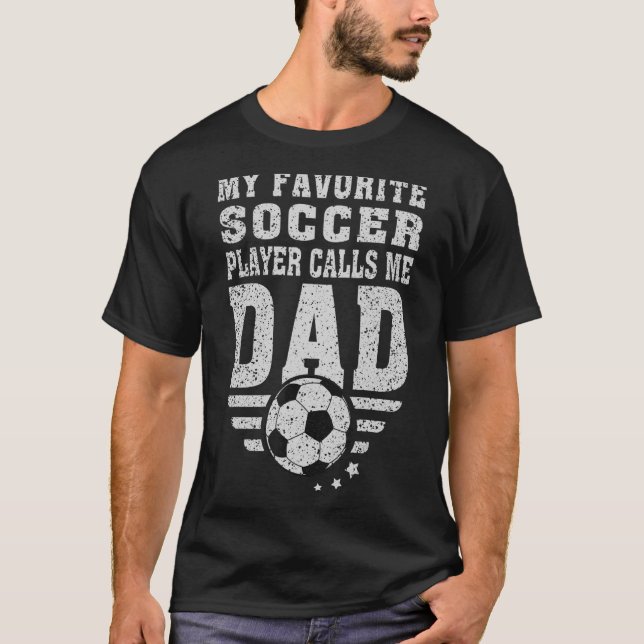Camiseta Mens Meu Jogador De Futebol Favorito Me Chama Pai  (Frente)