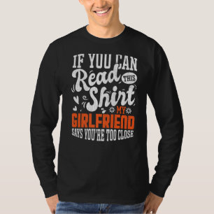 Camiseta Mens Meu Namorada Diz Que Você Está Muito Perto, B