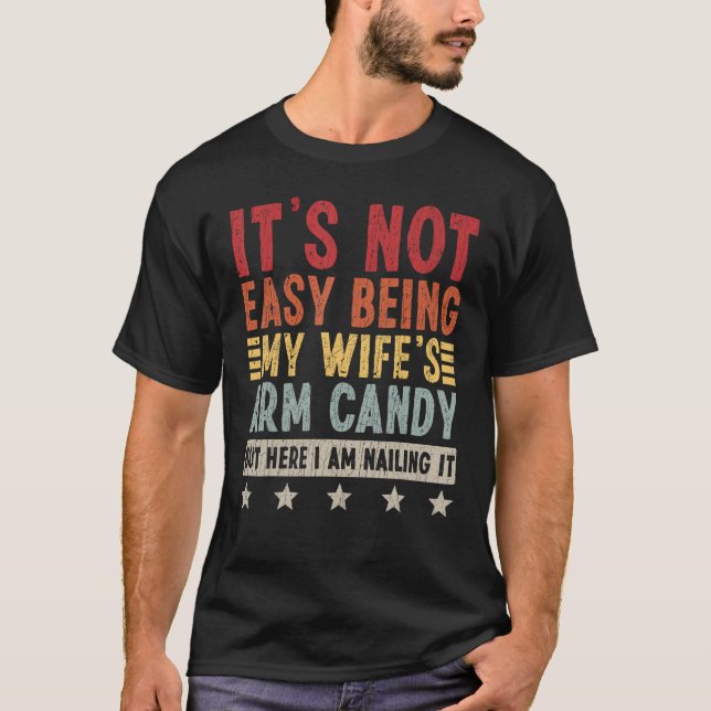 Camiseta Mens Não é fácil ser o doce do braço da minha espo (Frente)