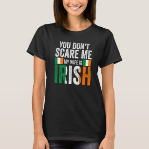 Camiseta Mens, não me assusta. Minha esposa é irlandesa Ire