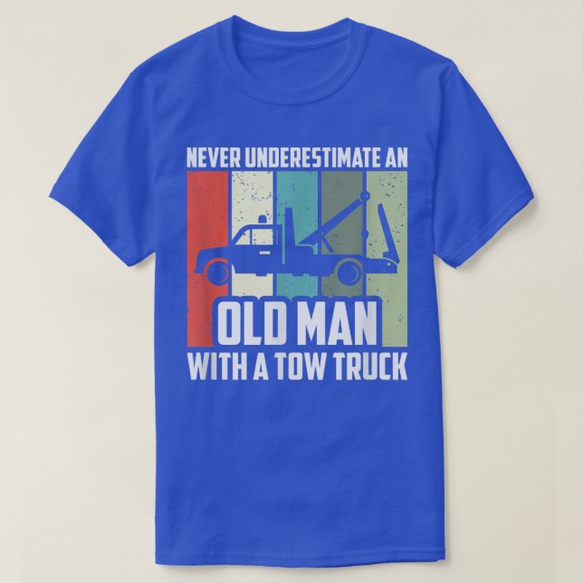 Camiseta Mens Never Underestimate An Old Man With A Tow Tru (Frente do Design)