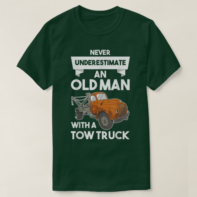 Camiseta Mens Never Underestimate an Old Man with a Tow Tru (Frente do Design)