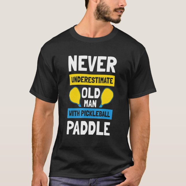 Camiseta Mens Never Underestimate Old Man with Pickleball P (Frente)