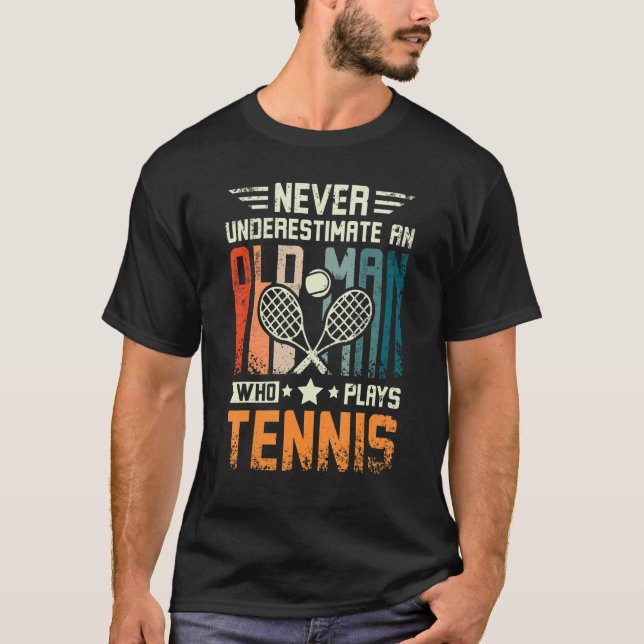 Camiseta Mens nunca subestima um velho que joga dez (Frente)