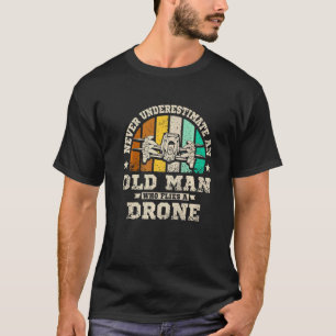 Camiseta Mens Nunca subestima um velho que voa em um carro