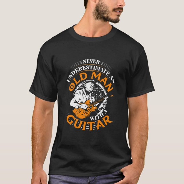 Camiseta Mens Nunca Subestimam O Velho Com Violão (Frente)