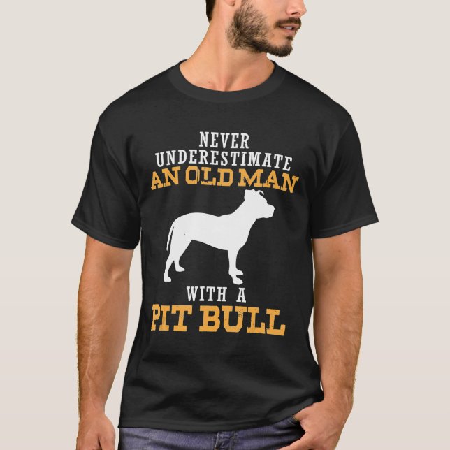 Camiseta Mens Nunca Subestimam Um Velho Com Pitbull (Frente)
