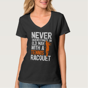 Camiseta Mens Nunca Subestimam Um Velho Com Tênis