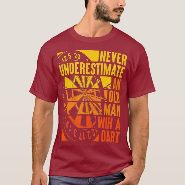 Camiseta Mens nunca subestimam um velho com um dardo (Frente)