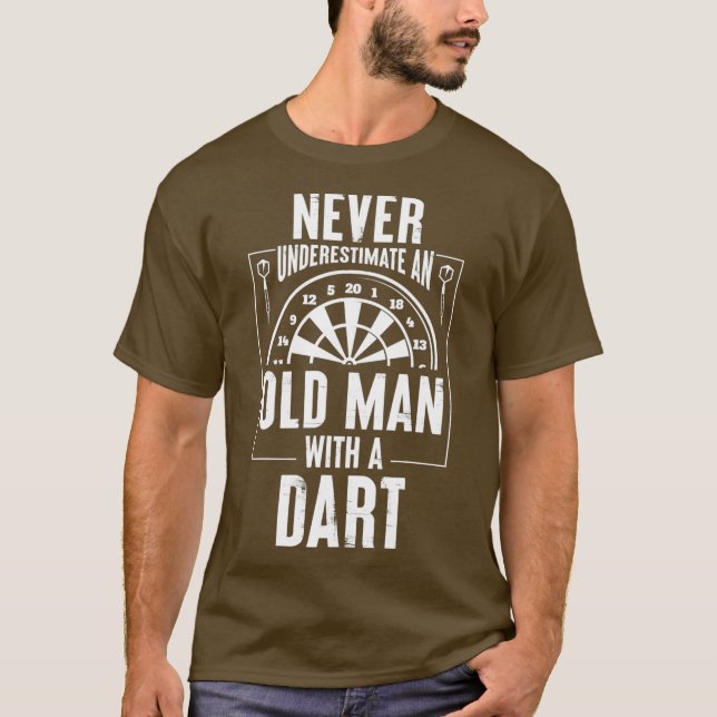 Camiseta Mens nunca subestimam um velho com um dardo (Frente)
