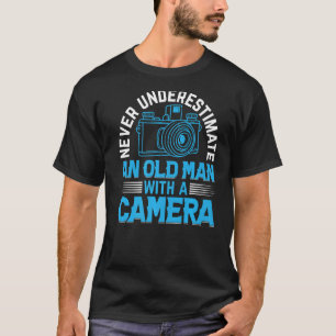 Camiseta Mens Nunca Subestimam Um Velho Com Uma Câmera