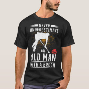 Camiseta Mens Nunca Subestimam Um Velho Com Uma Vassoura C