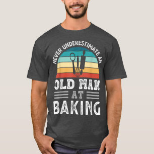 Camiseta Mens nunca subestimam um Velho em Baking Fath