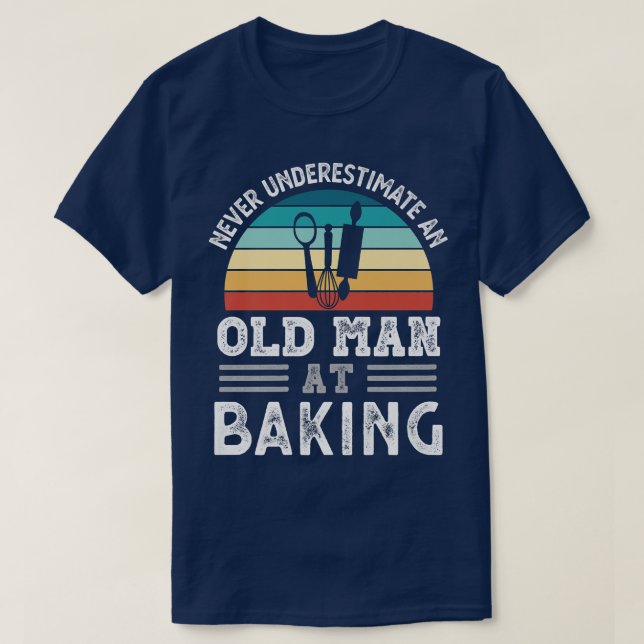 Camiseta Mens nunca subestimam um Velho em Baking Fath (Frente do Design)