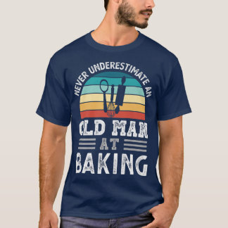 Camiseta Mens nunca subestimam um Velho em Baking Fath