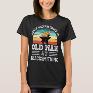 Camiseta Mens Nunca Subestimam Um Velho Em Blacksmithi