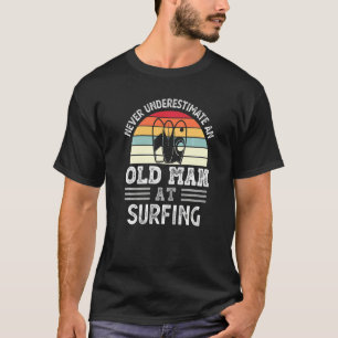 Camiseta Mens Nunca Subestimam Um Velho Em Gordura De Surfe