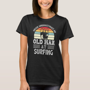 Camiseta Mens Nunca Subestimam Um Velho Em Gordura De Surfe