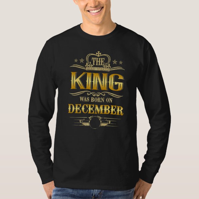 Camiseta Mens O Rei Foi Nascer No Aniversário De Dezembro P (Frente)