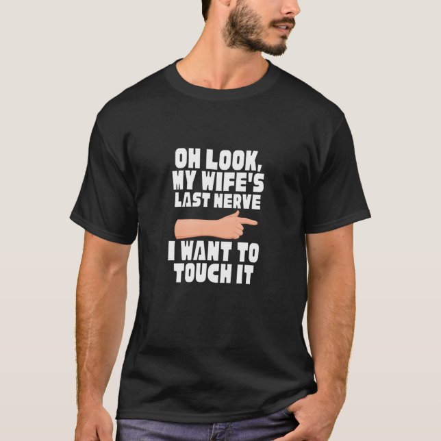 Camiseta Mens Oh Look My Wife's Last Nerve I Want To Touch (Frente)