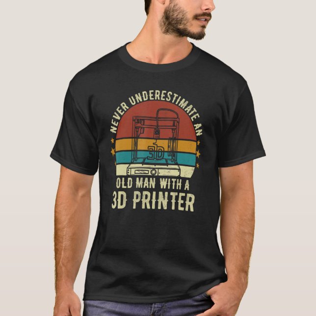 Camiseta Mens Old Man With A 3D Printer Sarcasny Engraçado  (Frente)