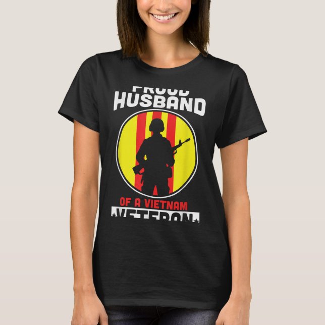 Camiseta Mens Orgulhosos Marido De Um Veterano Vietnã Ameri (Frente)