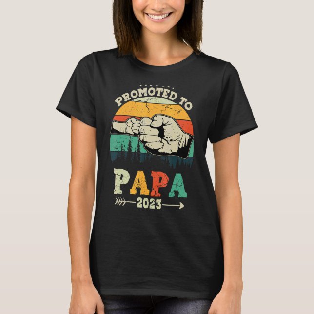 Camiseta Mens Pela Primeira Vez Papa Promovido Ao Papa 2023 (Frente)