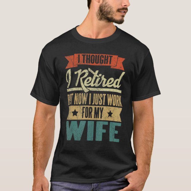 Camiseta Mens Pensei Que Me Aposentava Mas Agora Trabalho P (Frente)