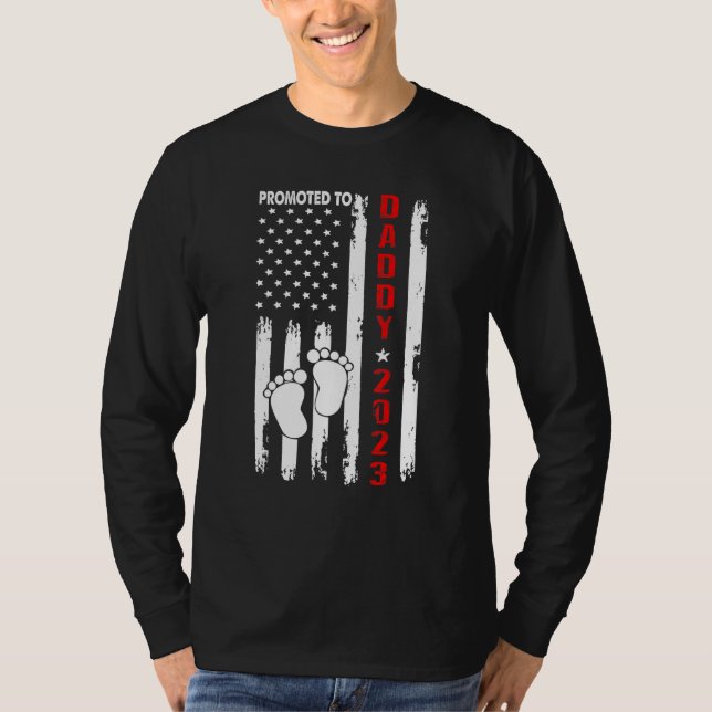 Camiseta Mens Promoted To Daddy 2023 American Flag New Dad (Frente)